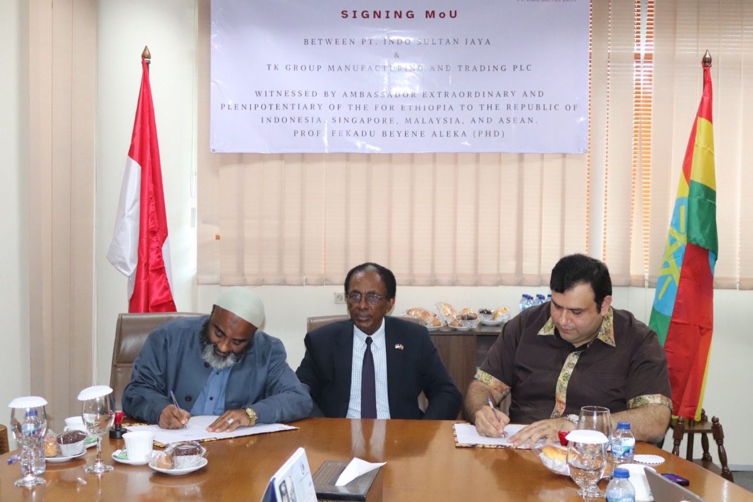 Mr Ahmed Sultan of PT Indo Sultan Jaya and Mr Sheikh Tofik Kedir of TK Group signing the MoU, witnessed by the Ambassador of Ethiopia